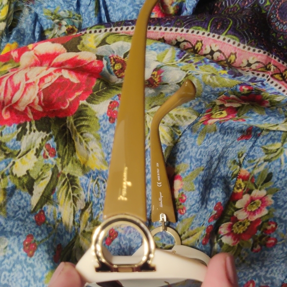 Salvatore Ferragamo 🤎 Ivory & Tan round sunglasses 100% Authentic - Picture 4 of 7